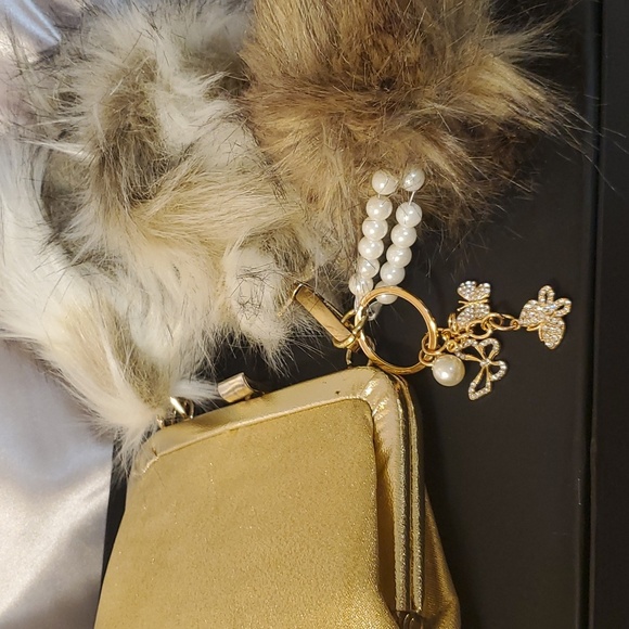 Amercan Vintage Metallic Golden Evening Top Lock Purse with Fur Accessories - Picture 4 of 8